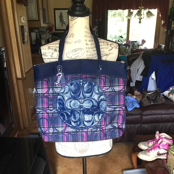Coach Handbags - Like new authentic COACH shoulder tote purse